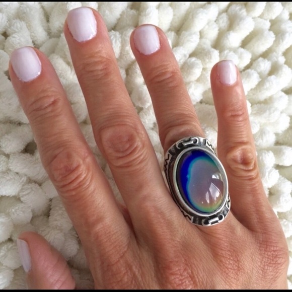 OVAL STATEMENT MOOD RING - Picture 3 of 4